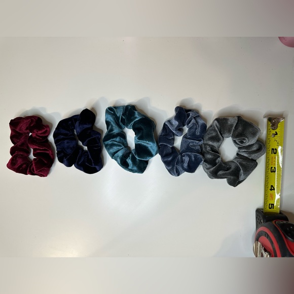 Velvet Hair scrunchies - Picture 2 of 3
